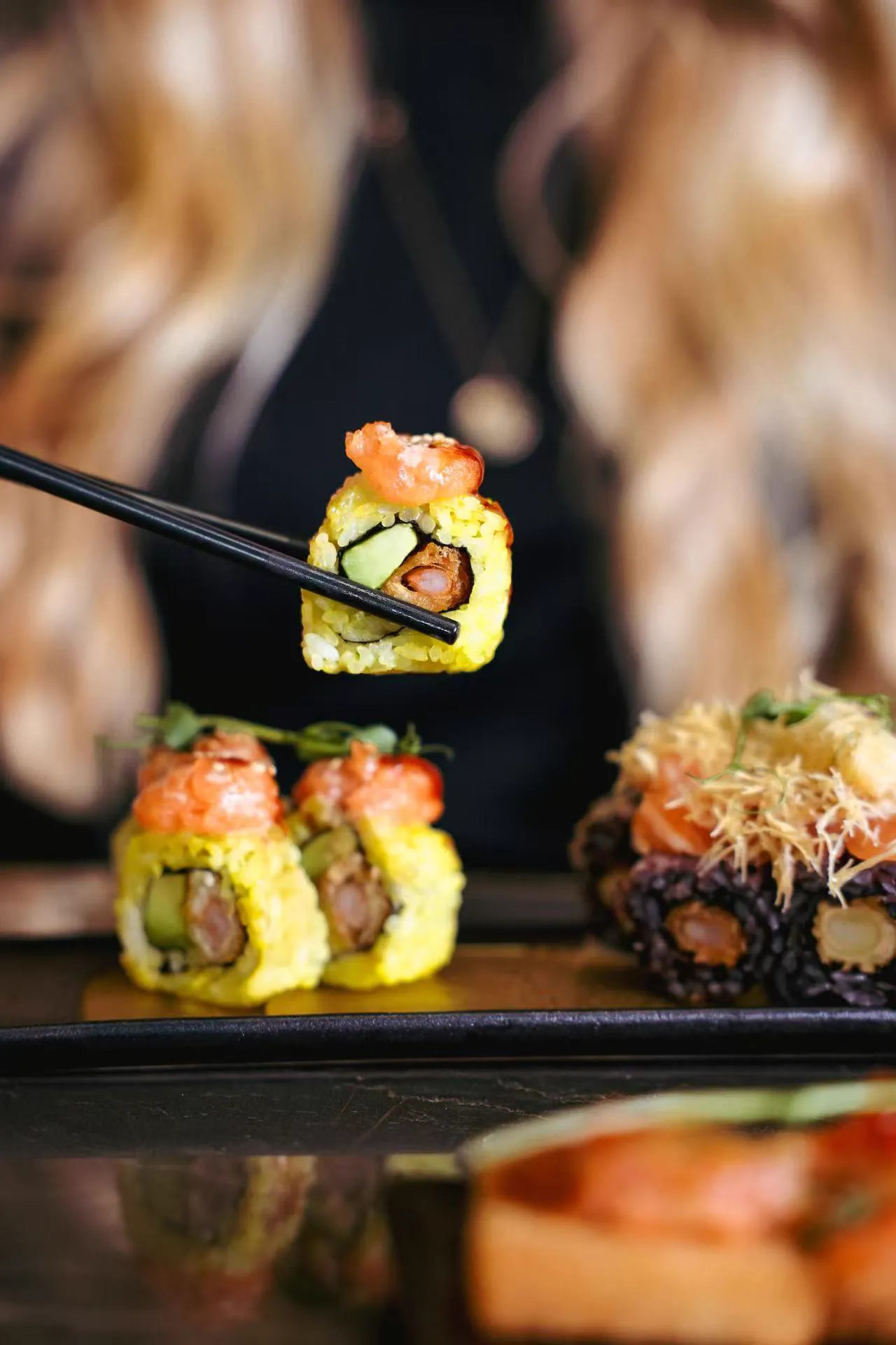 Maki saisi aux baguettes