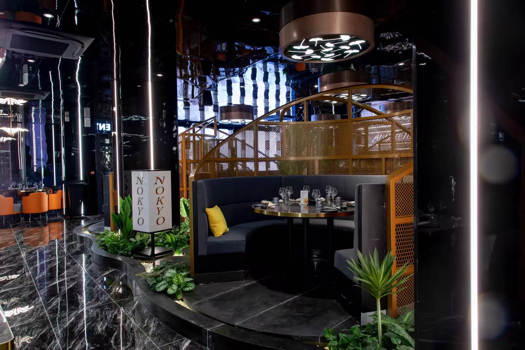 Banquette ronde et grille dorée dans la salle NOKYO