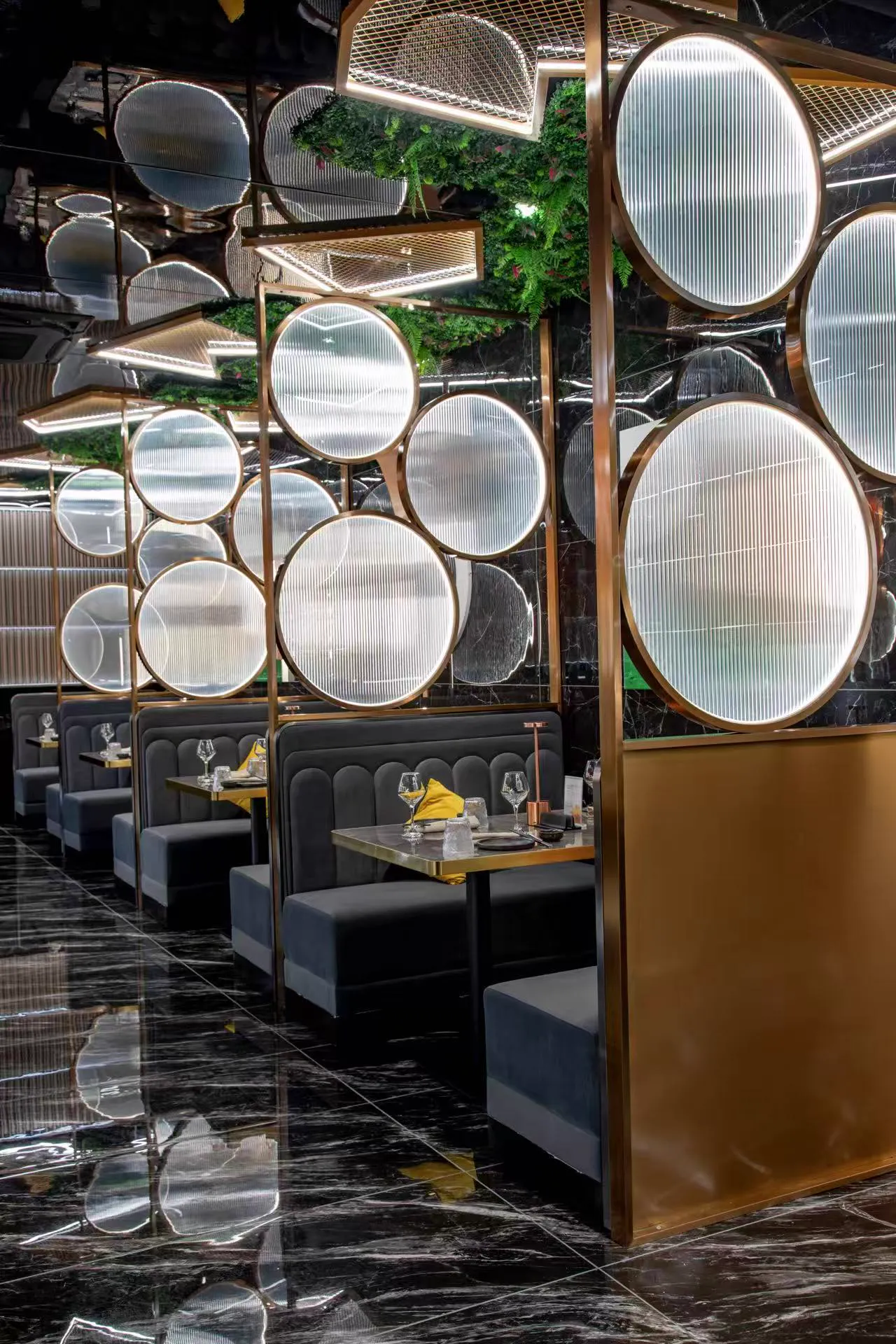 Salle NOKYO et ses luminaires ronds