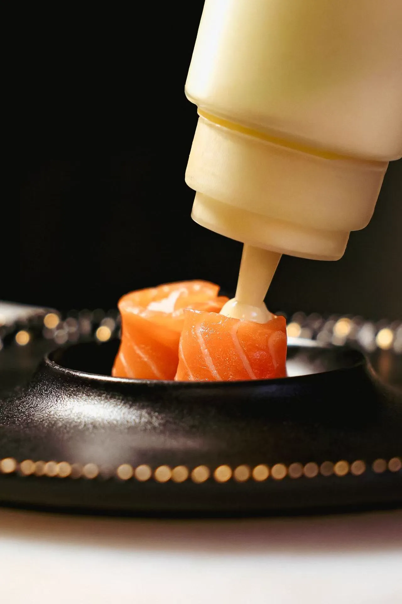 Sushi saumon nappé de sauce